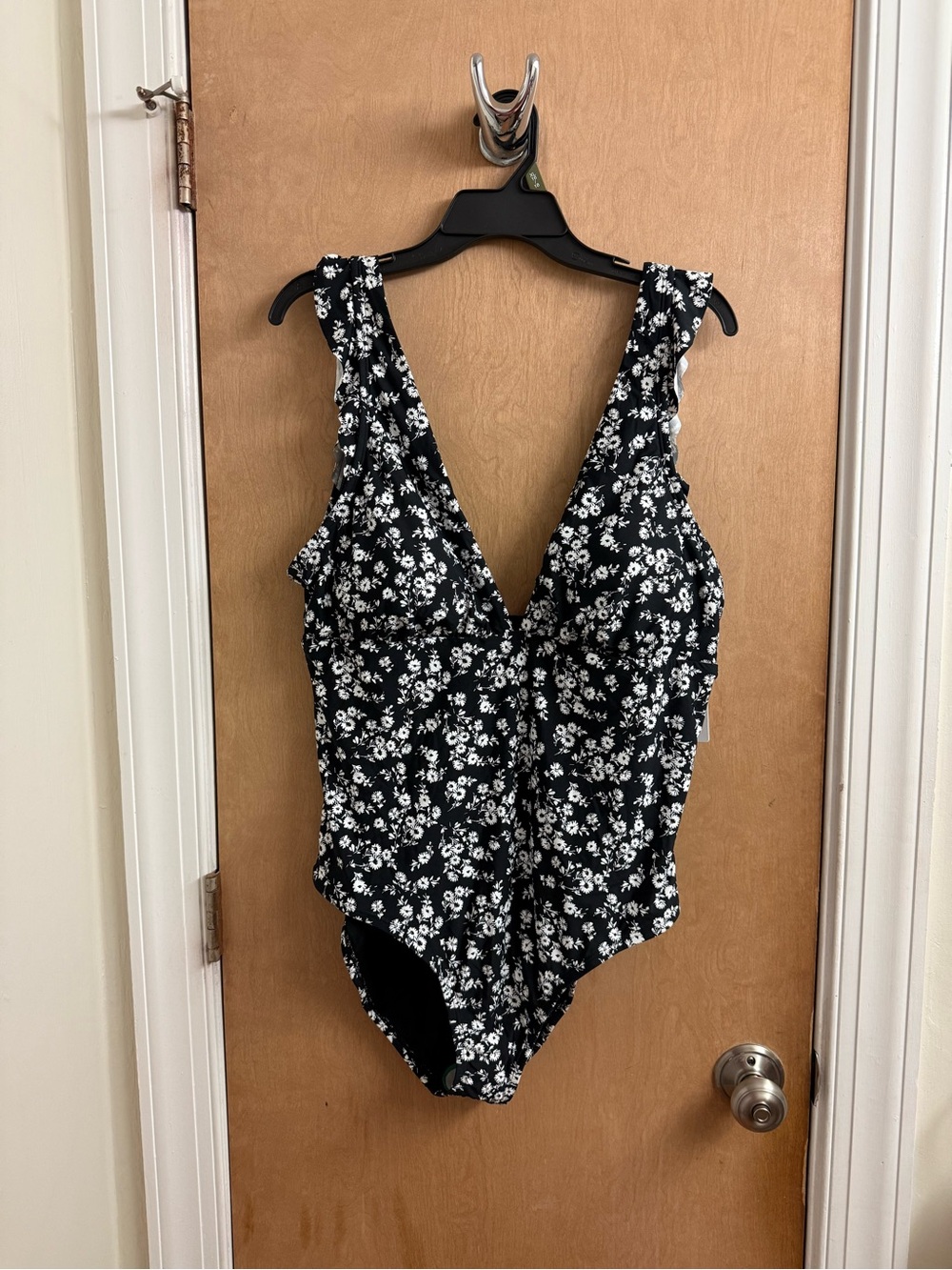 Freshwater Ruffle Strap Black & White Floral One-Piece Swimsuit Sz XXL